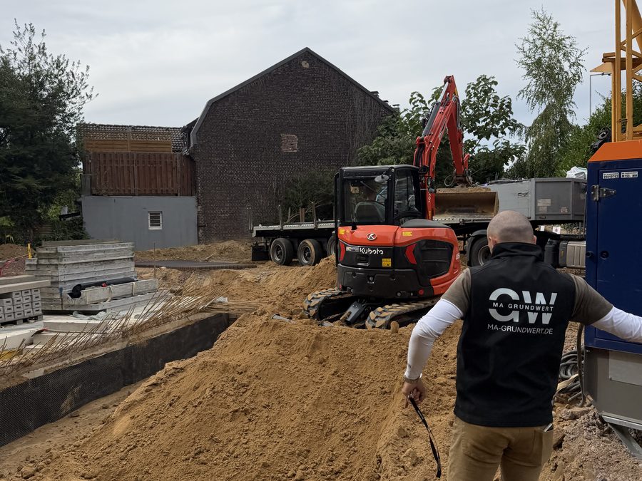 Bagger im Erdbau-Einsatz auf einer Baustelle der MA Grundwert GmbH