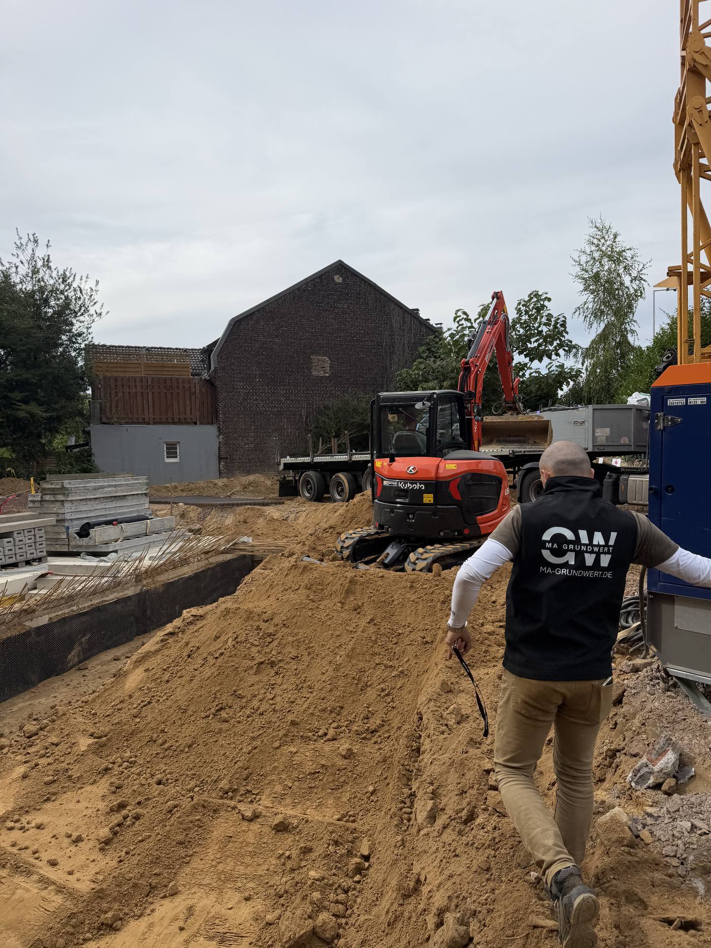 Bagger im Erdbau-Einsatz auf einer Infrastruktur-Baustelle der MA Grundwert GmbH – Tief- und Straßenbau