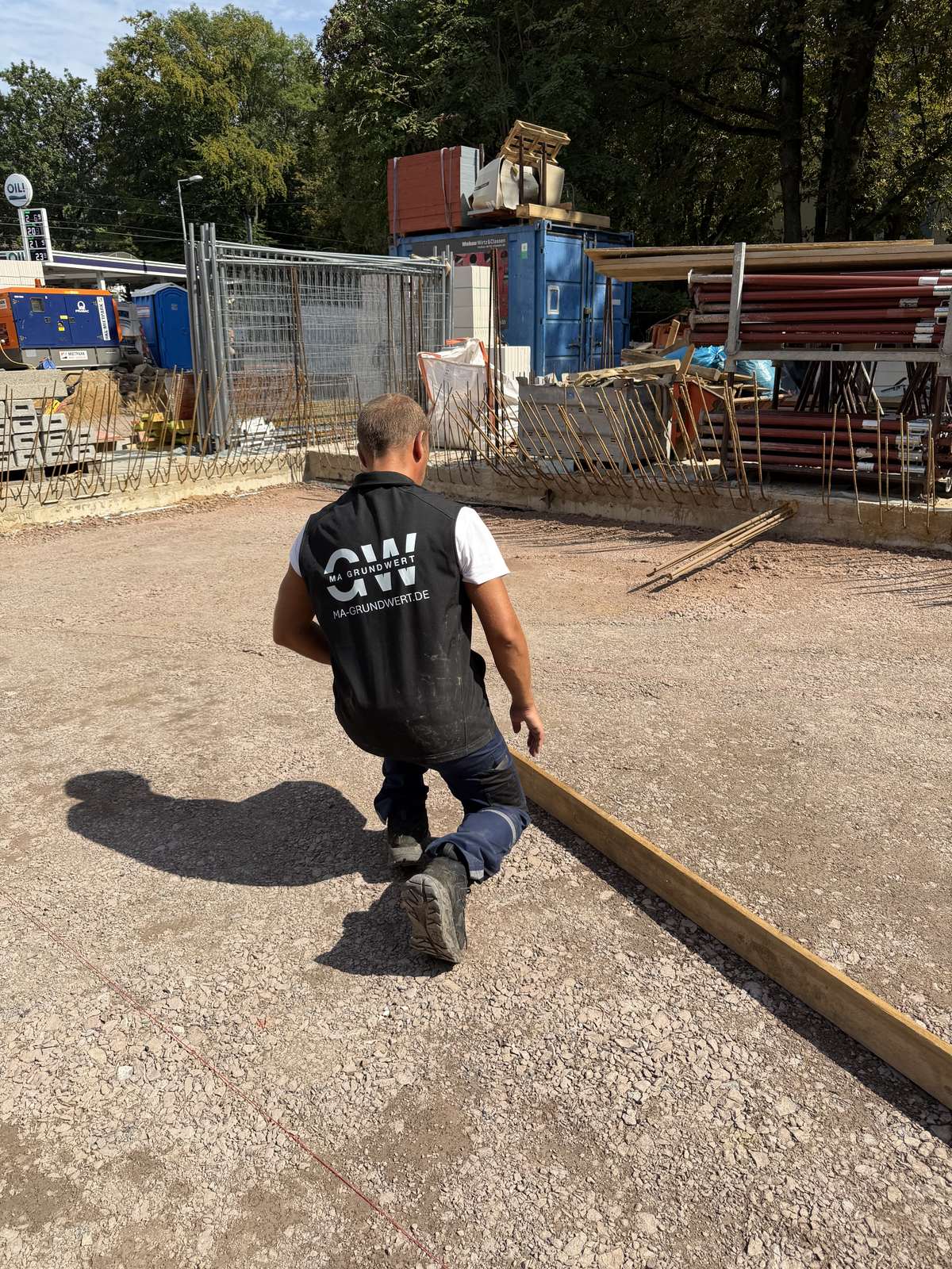 MA Grundwert Mitarbeiter auf einer Infrastruktur-Baustelle in Leverkusen
